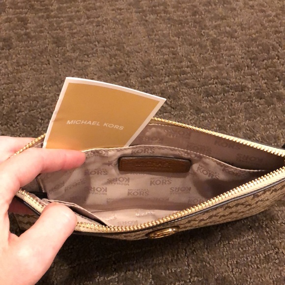 Michael Kors wristlet - Picture 2 of 4